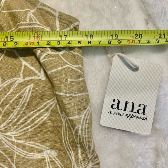 NWT a.n.a. Crop Top Medium Sonia Tropical Olive Mustard Yellow White Floral - Picture 13 of 13